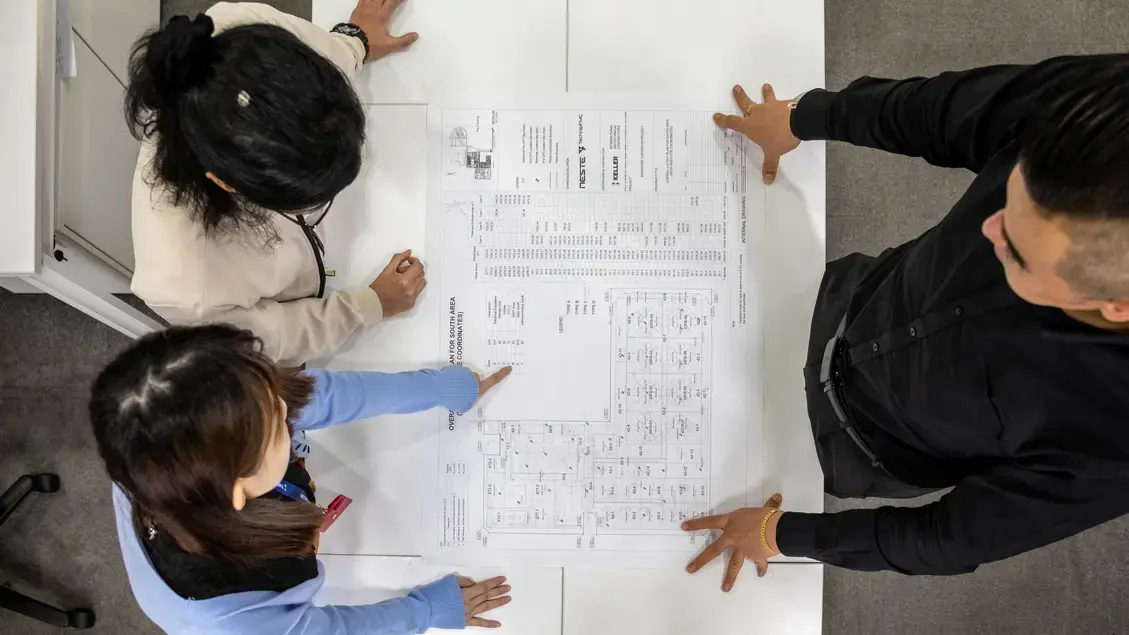 3 employees discussing plan