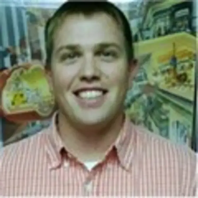 Headshot of Dustin