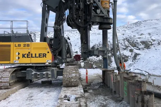 Interlocking pipe piles rig at work