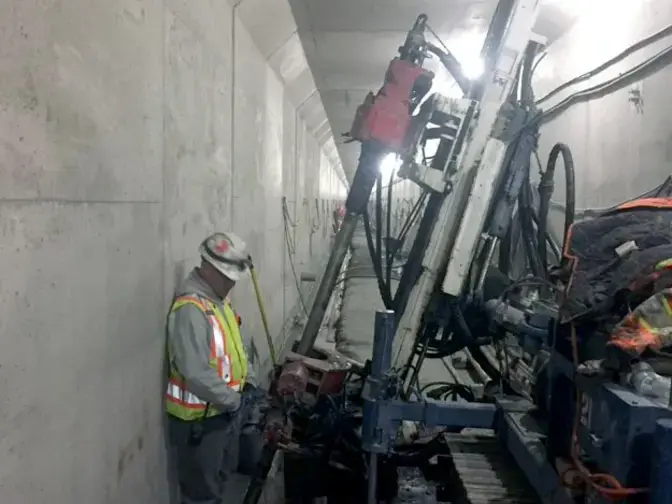 High mobility grouting in the tunnel.