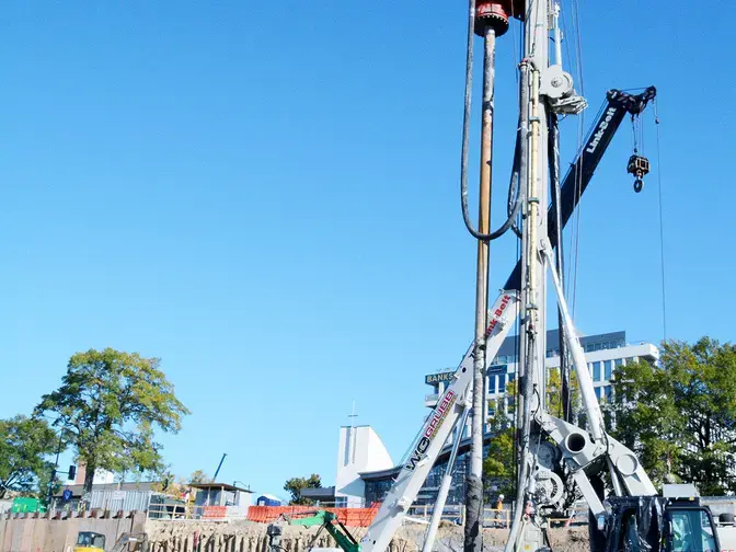 Performing jet grouting