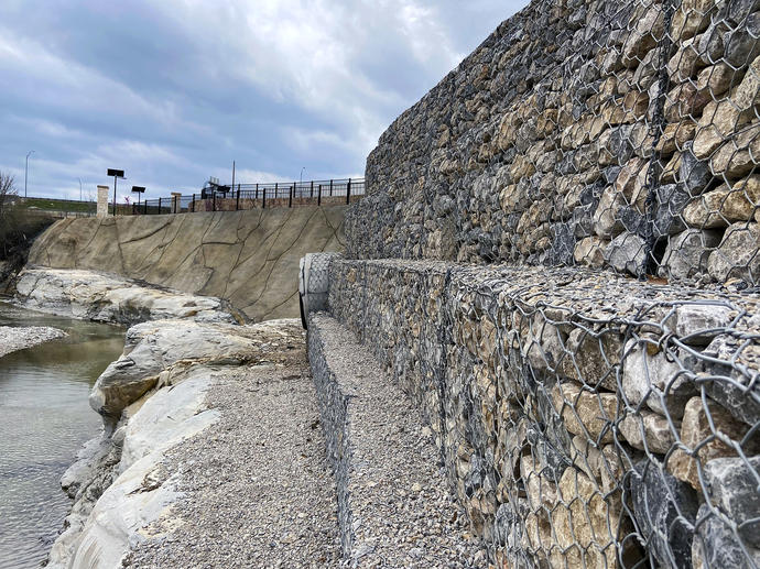 Gabion system wall